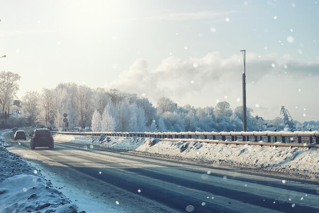 Strada in inverno tempesta di neve