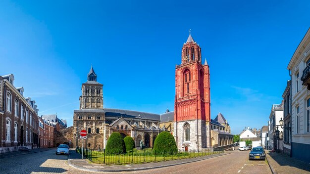 Strada in mezzo agli edifici contro il cielo blu chiaro in città