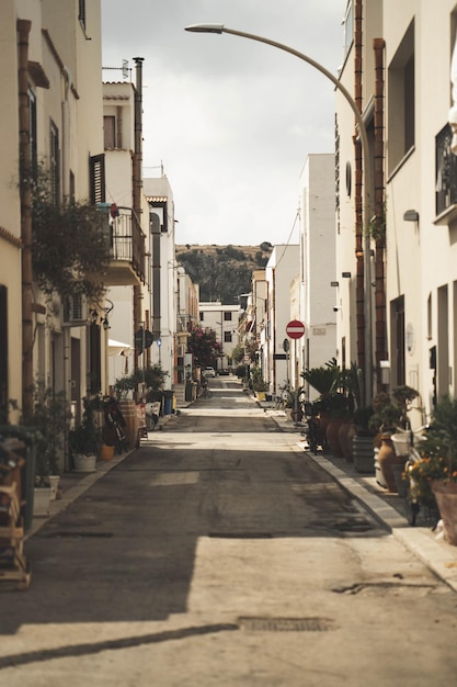 Strada in mezzo agli edifici in città contro il cielo
