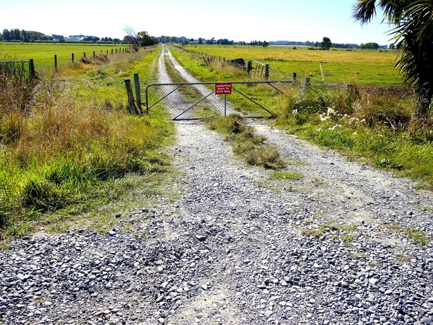 Strada in mezzo al campo contro il cielo