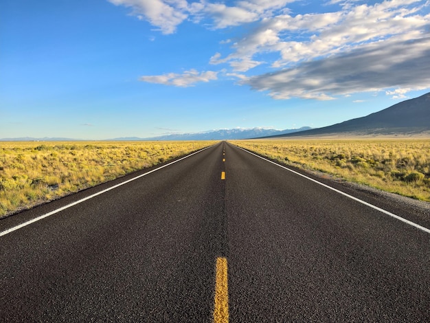 Strada in mezzo al paesaggio contro il cielo