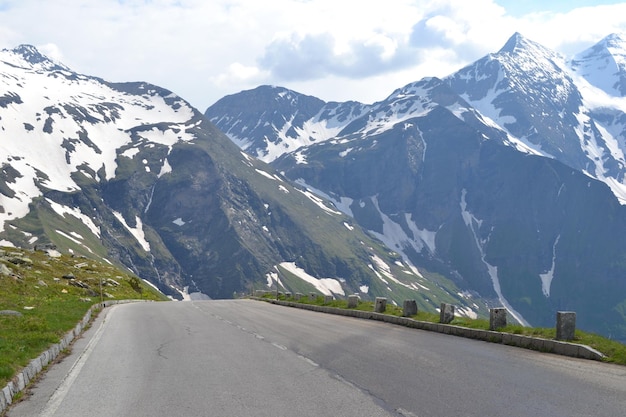 Strada in montagna Alp in estate neve sui picchi