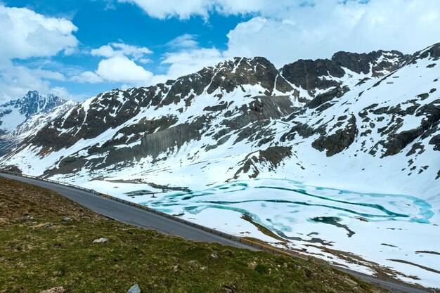 Strada in montagna d'estate Alpi e lago ghiacciato (Austria).