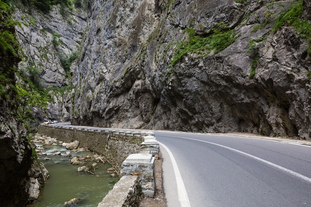 Strada in montagna. Il Canyon Bicaz è una delle strade più spettacolari della Romania: i Carpazi, Cheile Bicazului