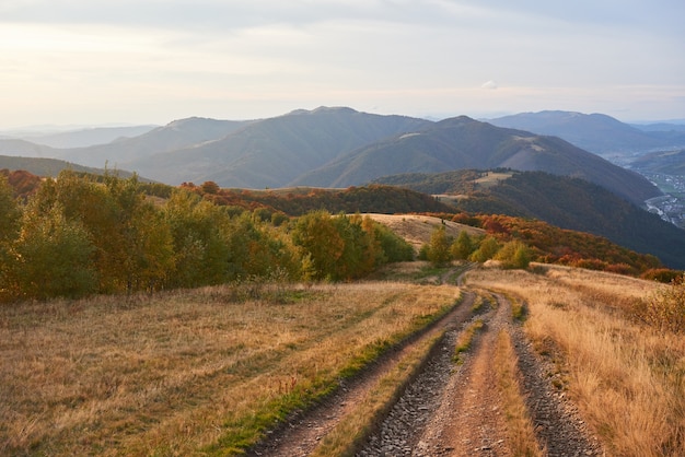 Strada in montagna. Meraviglioso paesaggio montano autunnale.