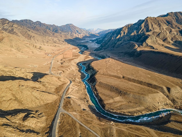 Strada in montagna vicino a un fiume. L'autostrada Chui è una delle strade più belle del mondo. Tratto Chuysky