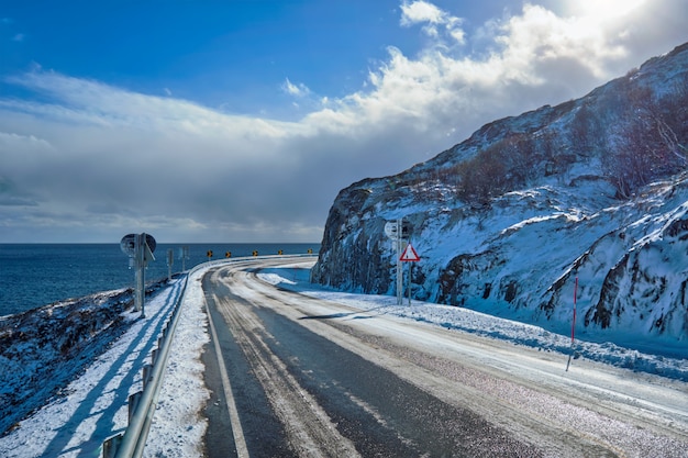 Strada in Norvegia in inverno