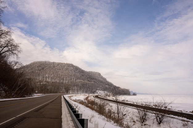 Strada in paesaggio innevato Foto