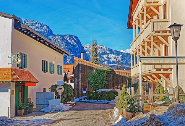 Strada in stile bavarese con le Alpi in inverno Garmisch Partenkirchen città vecchia, Germania.