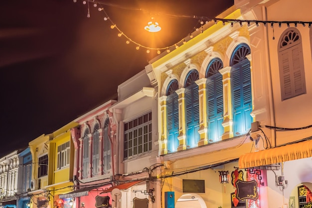 Strada in stile portoghese romani nella città di phuket chiamata anche chinatown o la città vecchia