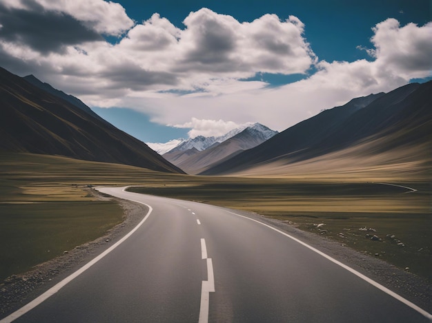 Strada in Tibet Cina con colline