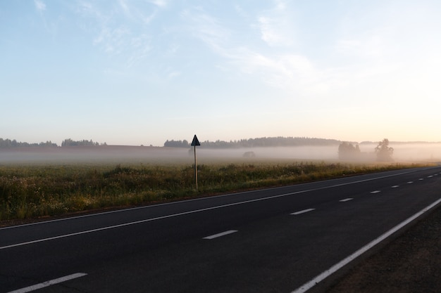 Strada in una nebbia in una nuvola in montagna