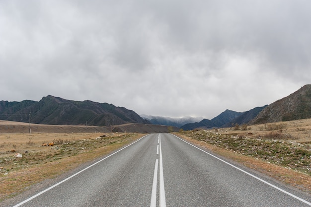 Strada in una zona montuosa ideale