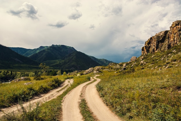 Strada in una zona montuosa.