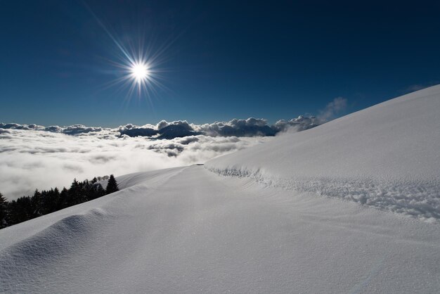 Strada innevata in montagna