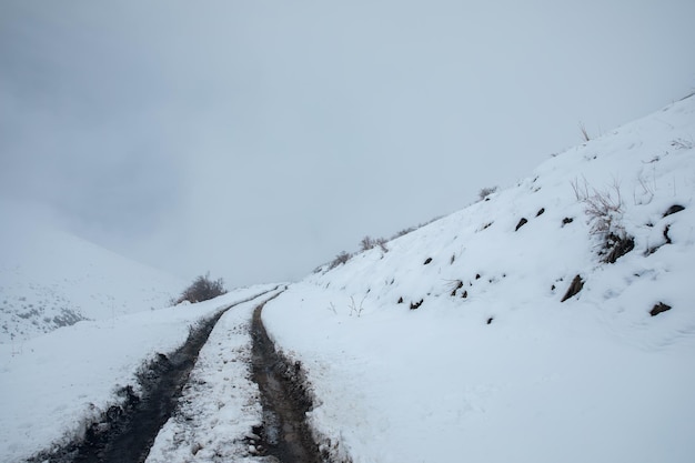 Strada innevata in montagna