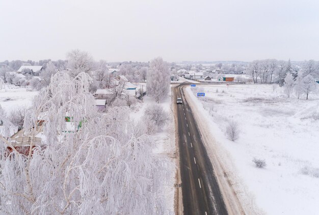 Strada innevata nel villaggio dall'alto