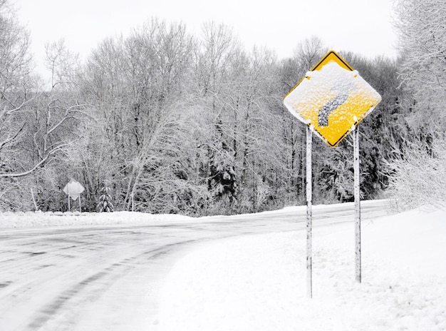 Strada innevata