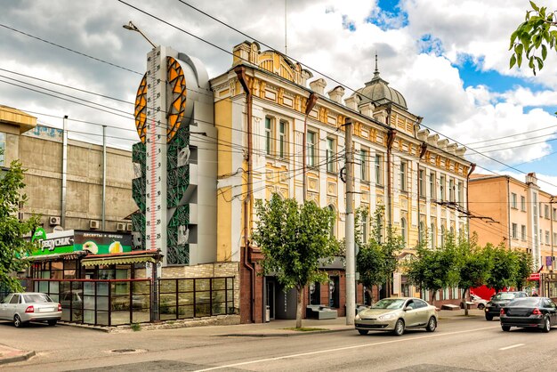 Strada intitolata a Maxim Gorky nella città di Penza e una casa con un termometro stradale