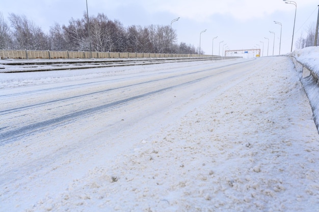 Strada invernale con neve