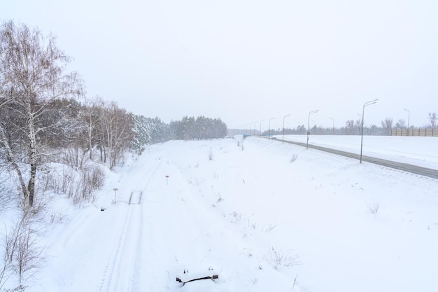 Strada invernale con neve