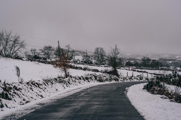 strada invernale per le montagne