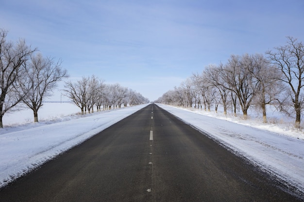 Strada invernale. Strada nella neve. Paesaggio invernale.