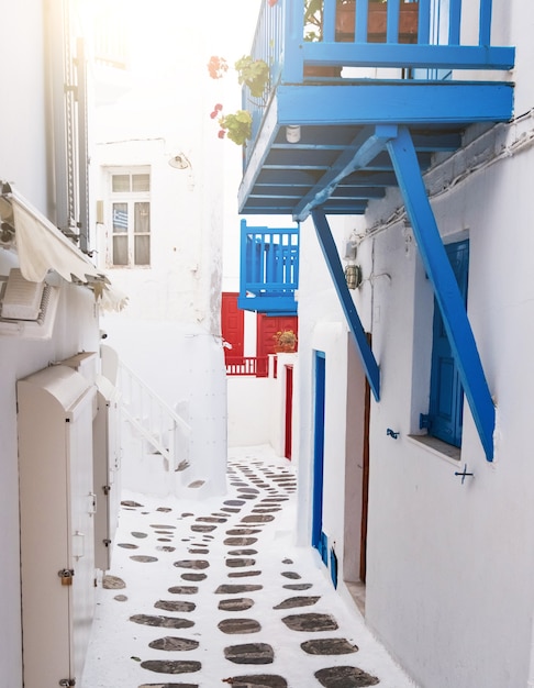 Strada laterale tra le case di Mykonos, Grecia