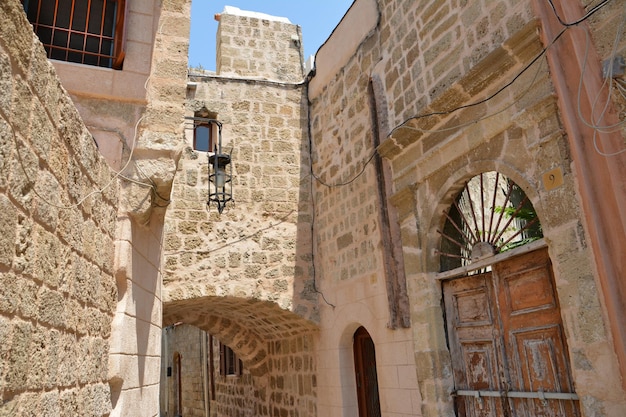 strada medievale con edifici in mattoni, porte e finestre ad arco