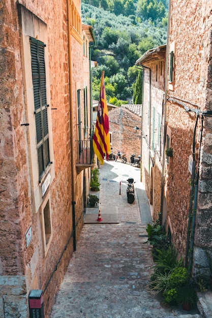 strada medievale nel centro storico del pittoresco villaggio in stile spagnolo Fornalutx Mallorca