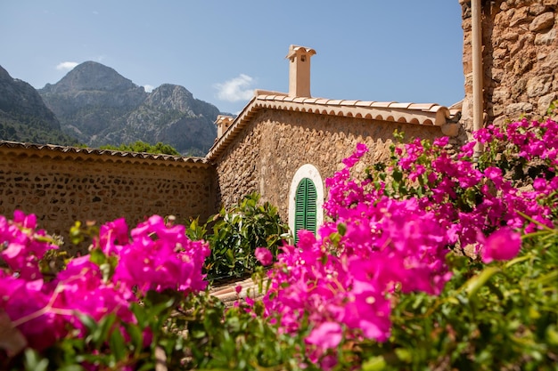 strada medievale nel centro storico del pittoresco villaggio in stile spagnolo Fornalutx Mallorca