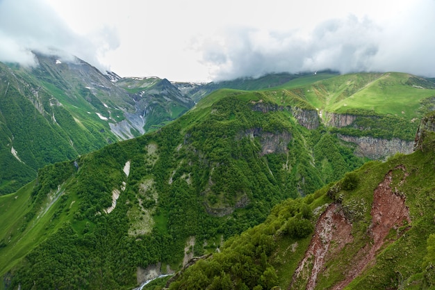 Strada militare georgiana, splendidi paesaggi di montagna e fiumi di montagna lungo di essa. Strada militare georgiana