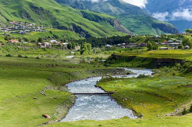 Strada militare georgiana, splendidi paesaggi di montagna e fiumi di montagna lungo di essa. Strada militare georgiana