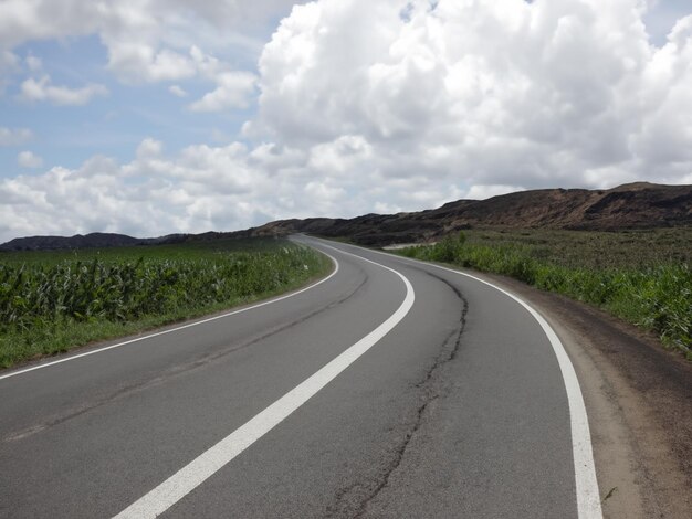 Strada naturale strada con cielo puro creato da ai