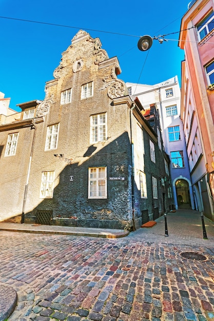 Strada nel centro storico della città vecchia di Riga, Lettonia