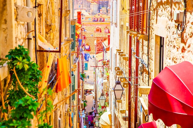 Strada nel centro storico di Dubrovnik sulla soleggiata giornata estiva, Croatia