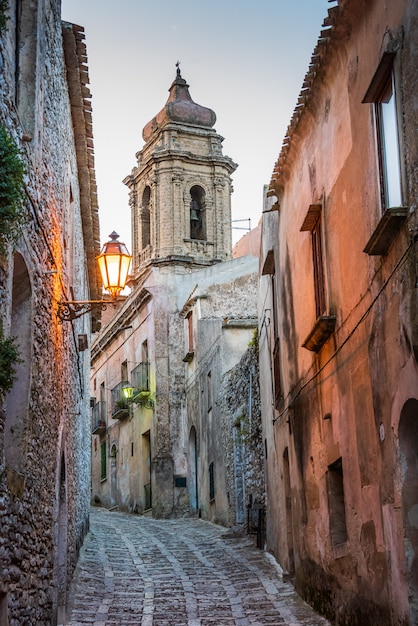 Strada nel centro storico di Erice