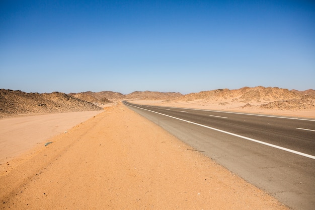 Strada nel deserto del Sahara d'Egitto