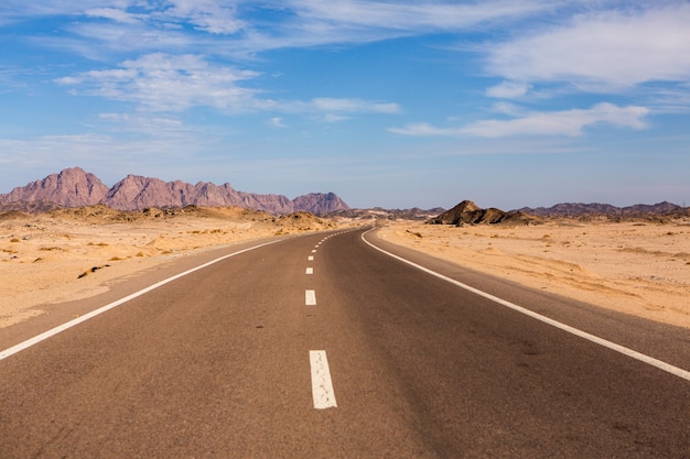 Strada nel deserto del Sahara d'Egitto