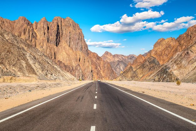 Strada nel deserto dell'Egitto al giorno