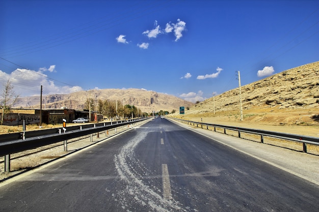 Strada nel deserto dell'Iran