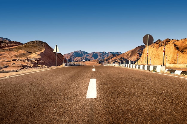 Strada nel deserto in Egitto autostrada autostrada attraverso il deserto