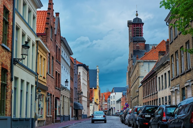 Strada nella città vecchia medievale di Brugge, in Belgio.