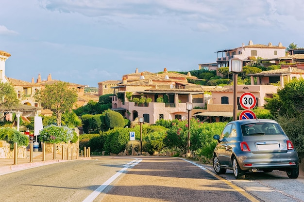 Strada nella località di Porto Cervo, Costa Smeralda, Sardegna, in Italia.