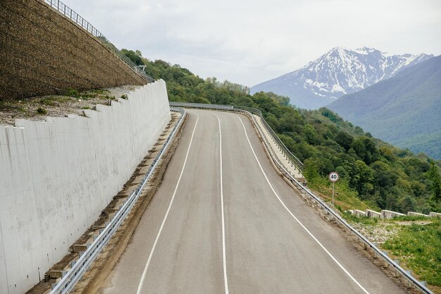 Strada nella montagna di Sochi