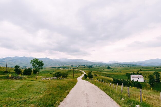 Strada nella valle sullo sfondo delle montagne del nord del montenegro