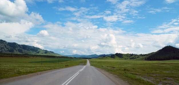 Strada nelle montagne di Altai, Russia