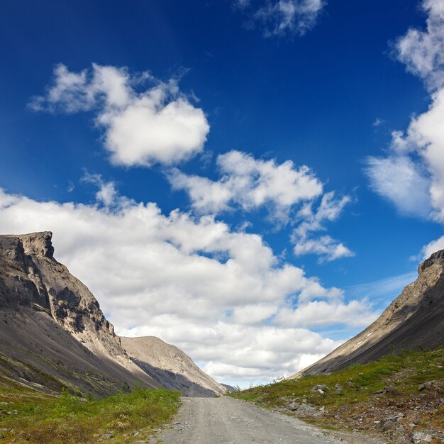 Strada nelle montagne di Khibiny, penisola di Kola, Russia