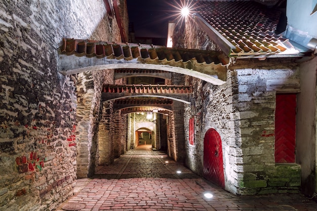 Strada notturna nel centro storico di Riga, Lettonia