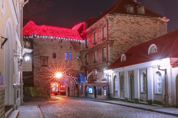 Strada notturna nel centro storico di Tallinn Estonia